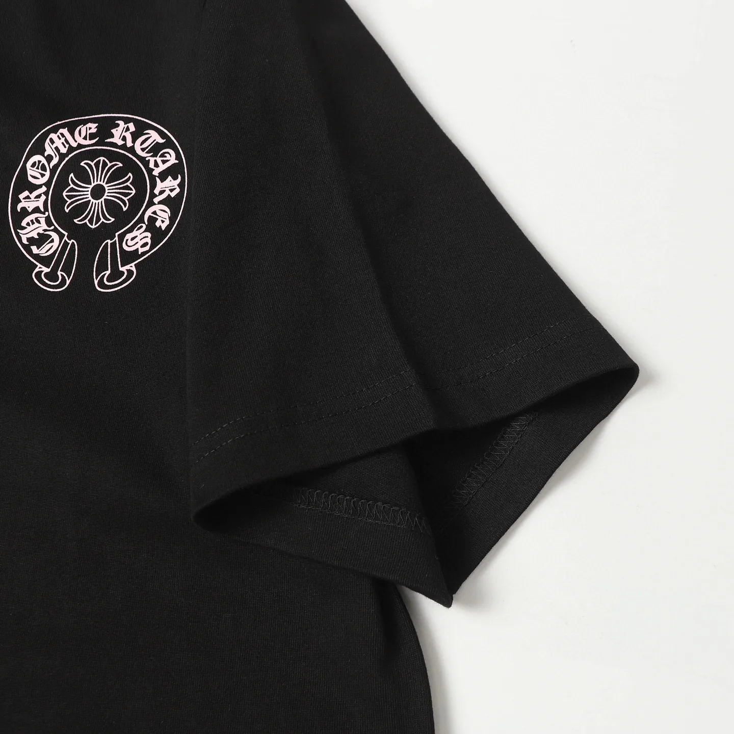 🅿️170 CHROME HEARTS/Chrome Heart CH Sanskrit printed short-sleeved T-shirt The fabric is made of 280g heavy combed cotton, customized with 32 count 1*1 threads, and washed twice for ready-to-wear. The fabric is comfortable and skin-friendly without any strange feeling. Custom-dyed fabric, with high textile density, good drape, and not easy to deform. The thick texture and tight spinning process will not affect the breathability of the fabric. The color saturation is very high. Imported digital direct-injection printing technology. A versatile and good-looking short-sleeve. The loose version covers the flesh and makes you look slimmer. It is the same style for men and women. It has three complete standards. Color: Black-White Size: XS-L